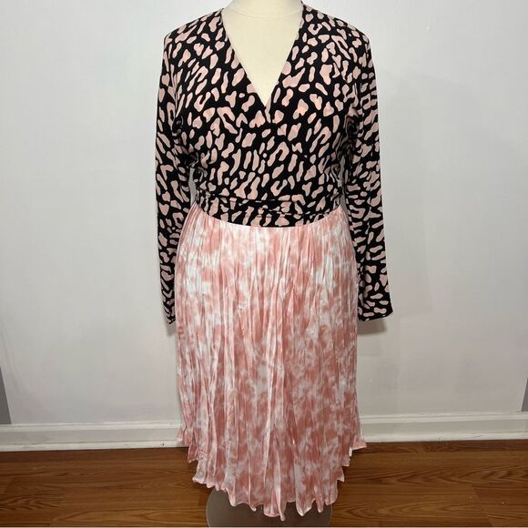 Diane Von Furstenberg (DVF) 100% Silk Pink and Black Leopard print wrap top -- L - Picture 4 of 13